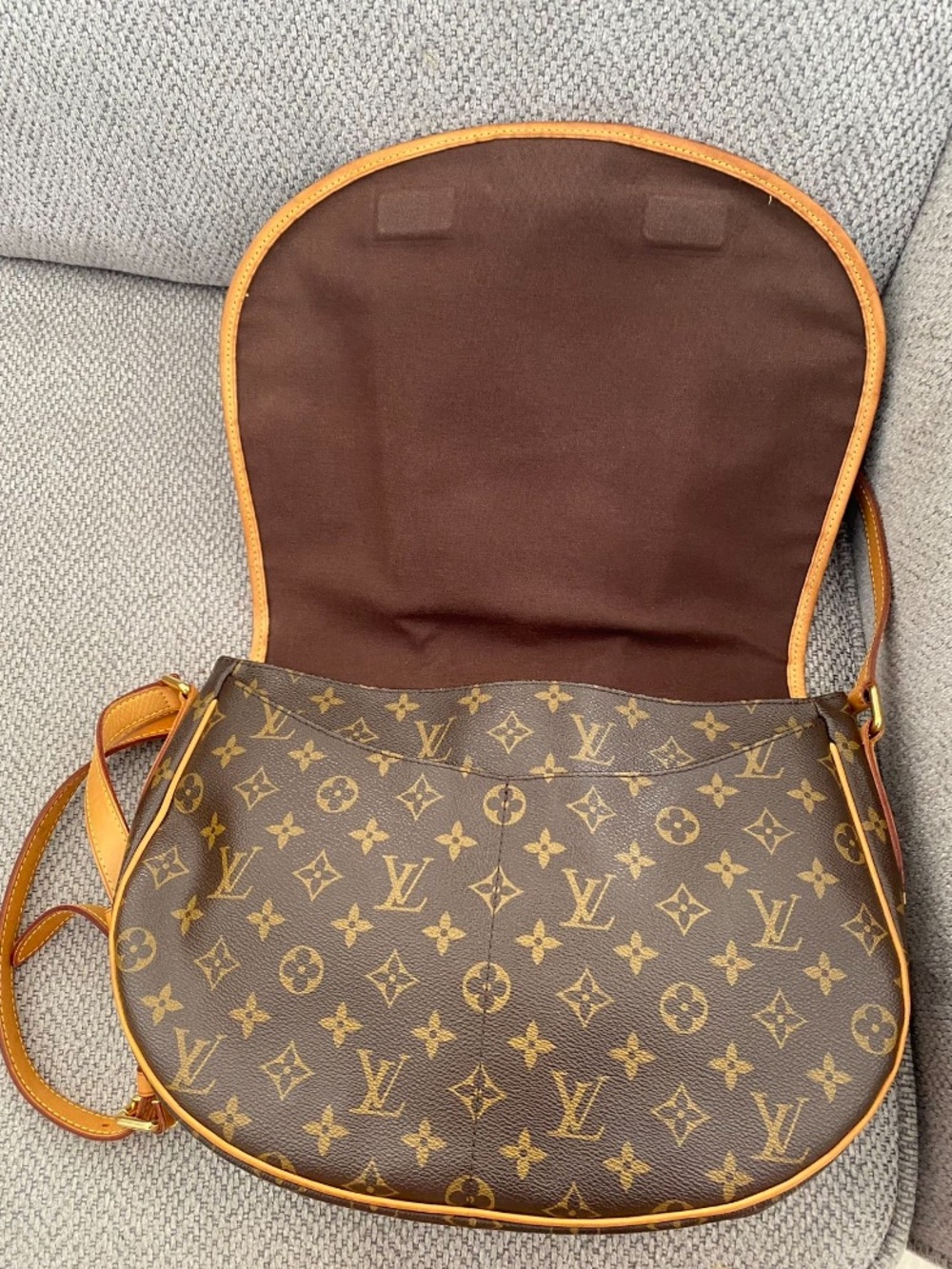 Louis Vuitton Brown Monogram Saddle Crossbody with Tan Trim - Picture 9 of 12